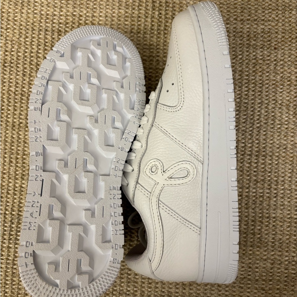 John Geiger “ALL WHITE PEBBLED LEATHER" GF-01.  MENS 6/WOMENS 7.  Never worn.